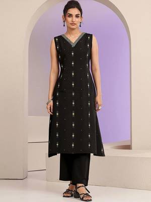 libas black woven design a-line kurta set 2