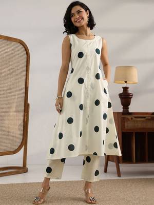 women printed regular kurta with trousers 2