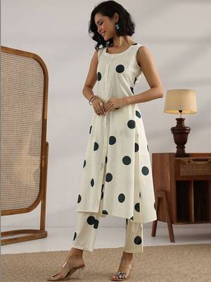 women printed regular kurta with trousers 3