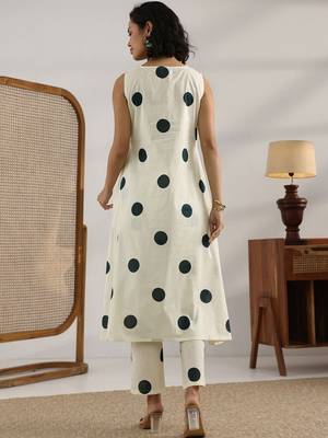 women printed regular kurta with trousers 4