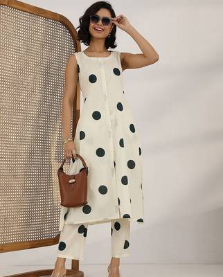 women printed regular kurta with trousers 5