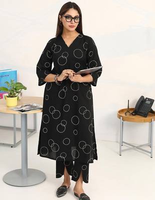 women printed regular kurta with trousers 1