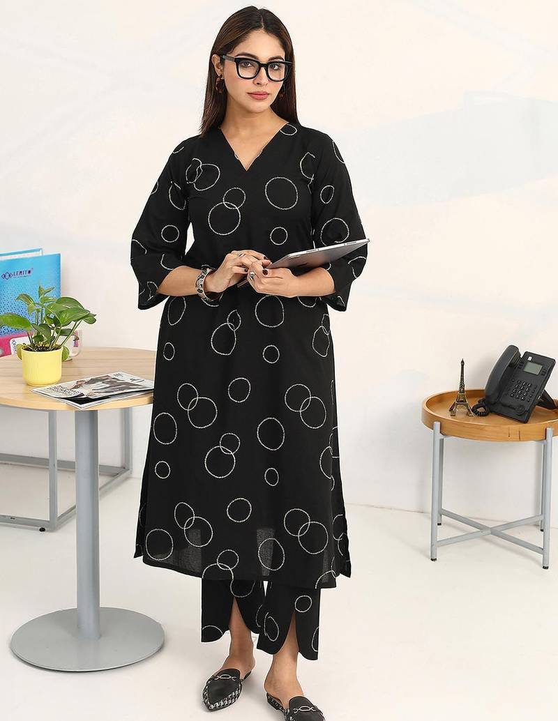 women printed regular kurta with trousers