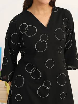 women printed regular kurta with trousers 2