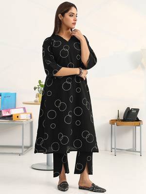 women printed regular kurta with trousers 3