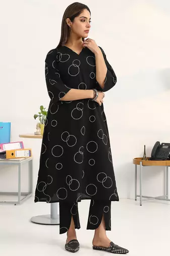 women printed regular kurta with trousers