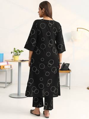 women printed regular kurta with trousers 4