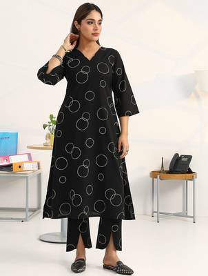 women printed regular kurta with trousers 5