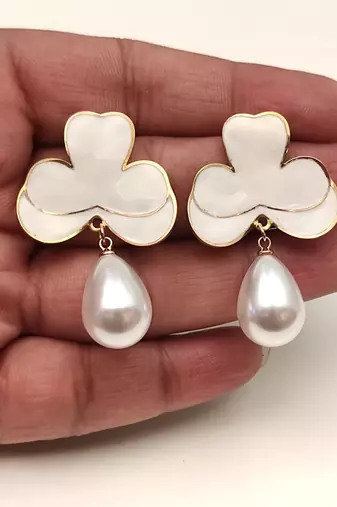 Anti-tarnish, gold-tone border, teardrop pearl, stud closure, festive wear