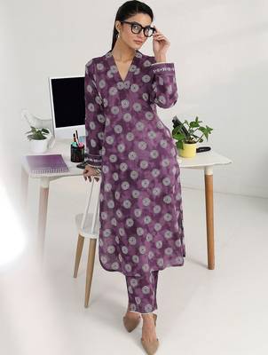 women ethnic motifs printed regular kurta with trousers 1