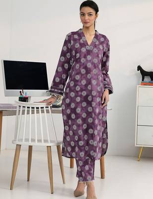 women ethnic motifs printed regular kurta with trousers 4