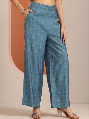 women floral printed regular kurta with trousers 5