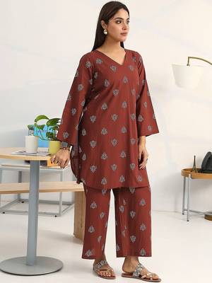 women ethnic motifs printed regular cotton blend kurta with palazzos 4
