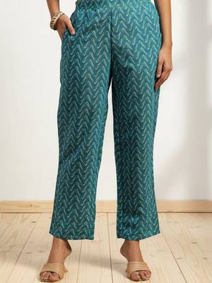 women ethnic motifs printed regular kurta with trousers & with dupatta 3