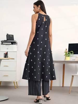 women printed regular kurta with palazzos 2