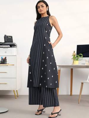 women printed regular kurta with palazzos 3