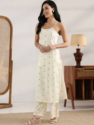 women ethnic motifs printed regular kurta with palazzos 3