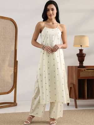 women ethnic motifs printed regular kurta with palazzos 5