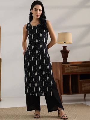 women ethnic motifs printed regular kurta with palazzos 4