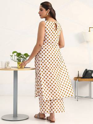 women printed regular kurta with palazzos 4