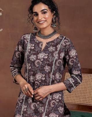 women floral printed regular kurta with trousers 2