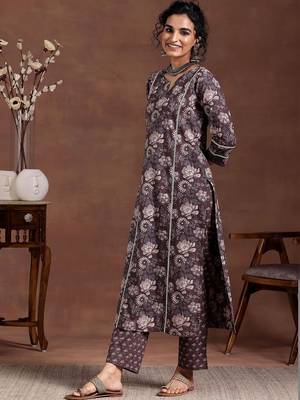 women floral printed regular kurta with trousers 3