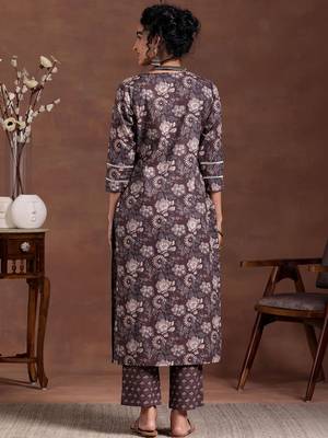 women floral printed regular kurta with trousers 4