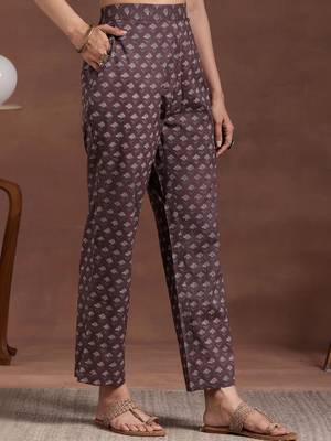 women floral printed regular kurta with trousers 7