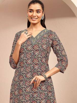 women ethnic motifs printed regular kurta with trousers & with dupatta 6