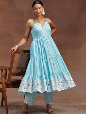 women ethnic motifs embroidered tiered thread work kurta with trousers 1