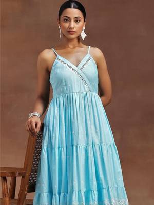 women ethnic motifs embroidered tiered thread work kurta with trousers 3