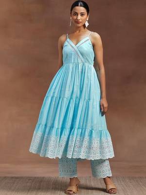 women ethnic motifs embroidered tiered thread work kurta with trousers 6