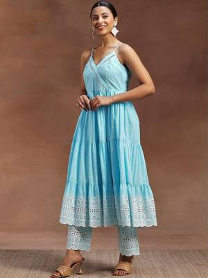 women ethnic motifs embroidered tiered thread work kurta with trousers 7