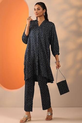 bandhani printed pleated v-neck a-line kurta with trouser & potli