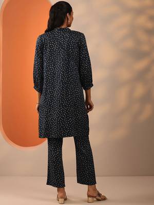 bandhani printed pleated v-neck a-line kurta with trouser & potli 5