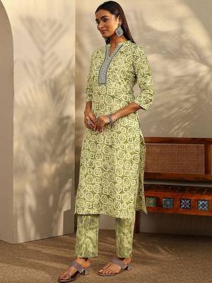 women ethnic motifs printed regular kurta with trousers & with dupatta 5