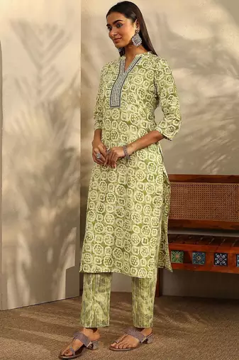 women ethnic motifs printed regular kurta with trousers & with dupatta