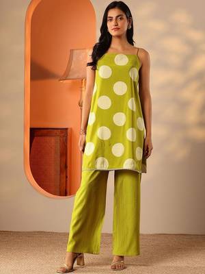 women geometric printed a-line kurta with palazzos 2