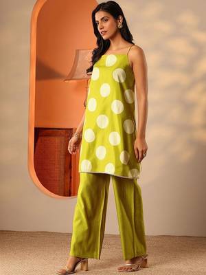 women printed regular kurti with palazzos 2