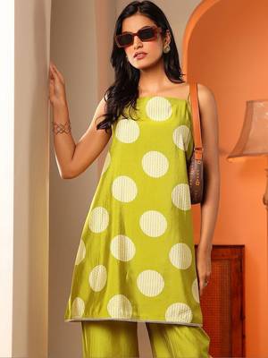 women printed regular kurti with palazzos 3