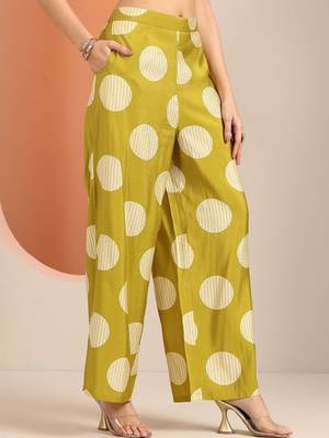 women printed regular kurta with palazzos 3