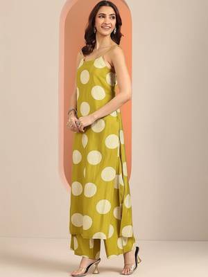 women printed regular kurta with palazzos 5