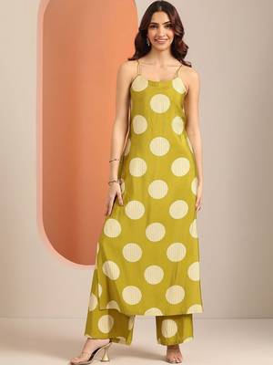 women printed regular kurta with palazzos 6