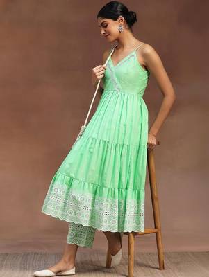 women floral embroidered tiered thread work kurta with trousers 1