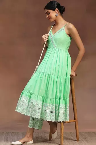 women floral embroidered tiered thread work kurta with trousers