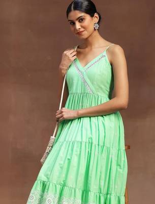 women floral embroidered tiered thread work kurta with trousers 4