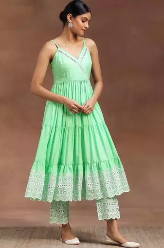 women floral embroidered tiered thread work kurta with trousers
