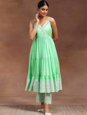 women floral embroidered tiered thread work kurta with trousers 7