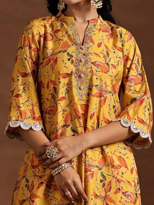 women ethnic motifs printed regular thread work kurta with trousers 2