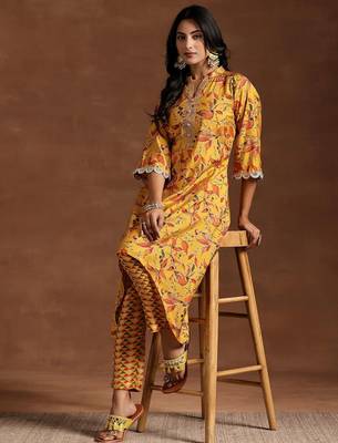 women ethnic motifs printed regular thread work kurta with trousers 5
